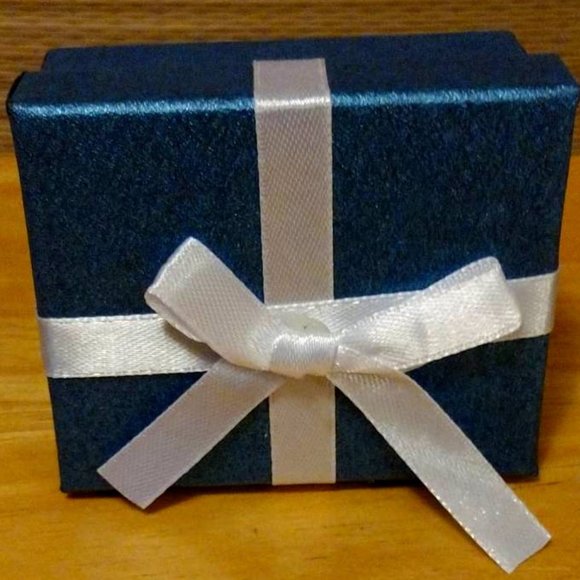 Pair of small gifting boxes - Picture 4 of 10